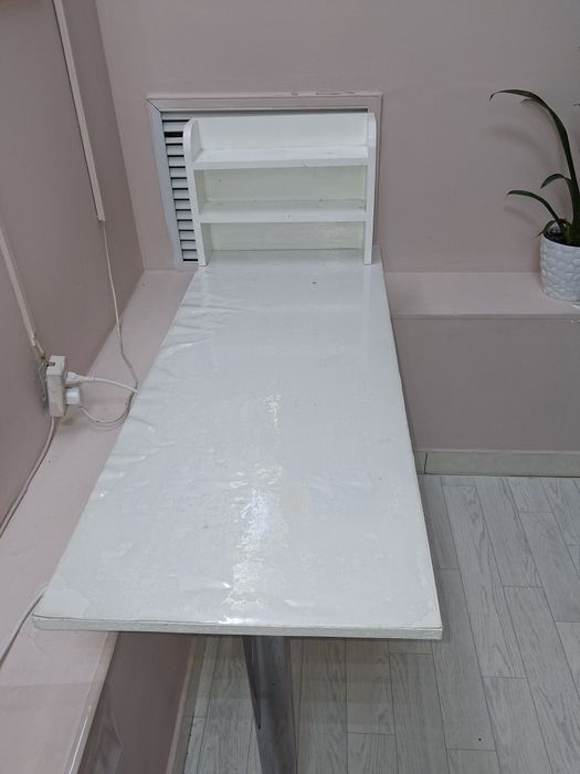 Срочно продам стол для маникюра.
