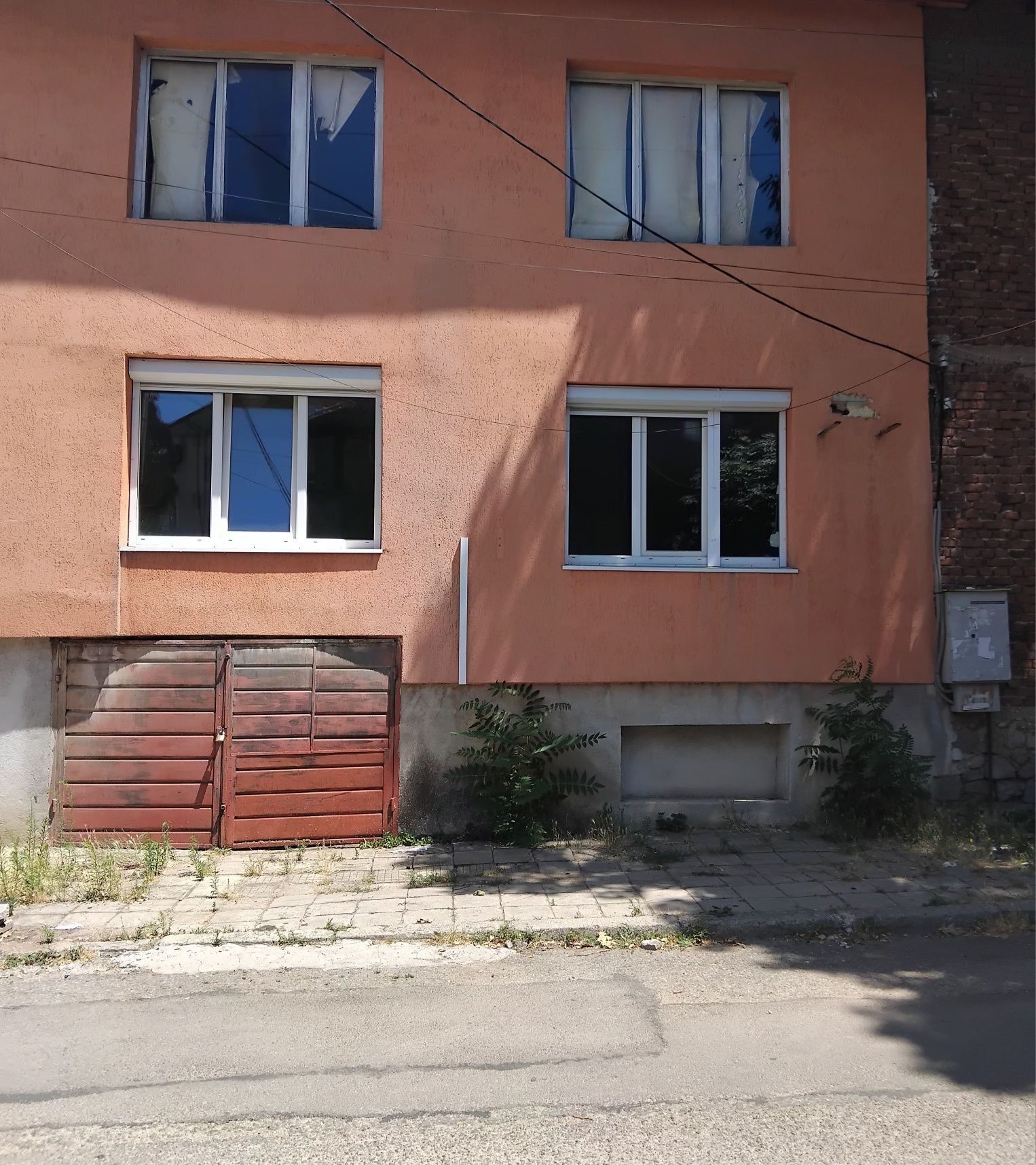 Продава две къщи в гр.Дупница