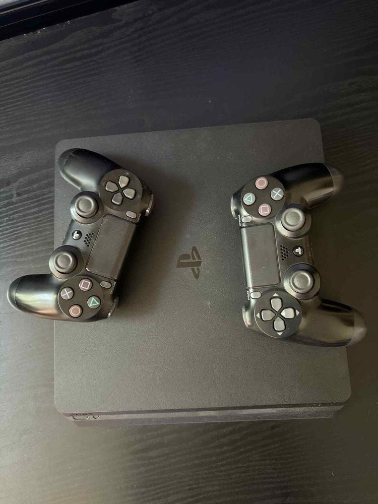 Playstation 4 - 1 TB + 2 игри