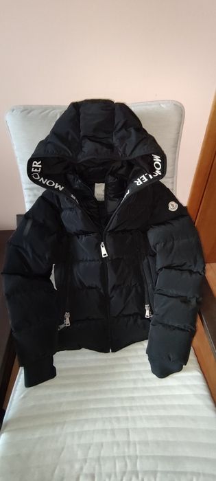 Geacă impermeabilă nouă.