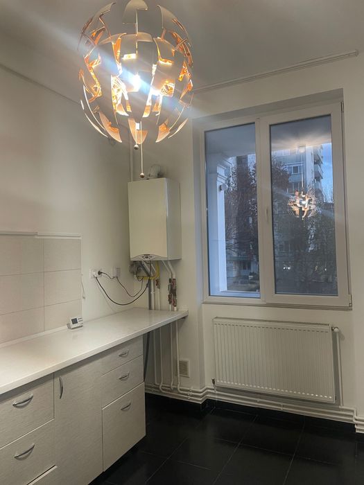 B dul Regele Mihai, etaj 1, nemobilat, semidecomandat,300 euro