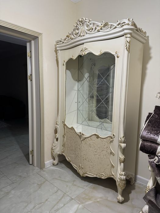 Элегантная шкаф-витрина в бежево-золотой гамме