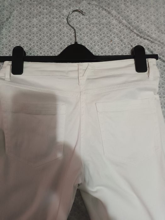 Vând pantaloni albi