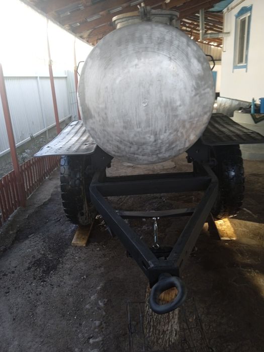 Прицеп с алюминиевой бочкой