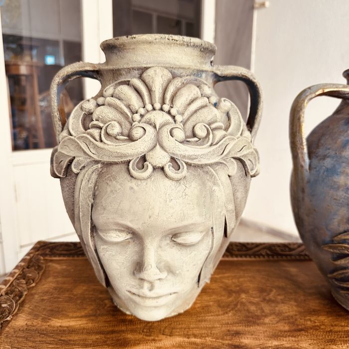 Декоративни керамични вази – женски лица, арт дизайн