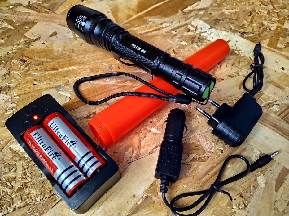 Lanterna Puternica LED Cree XML T6 Cu 2 Acumulatori si Incarcator 220V