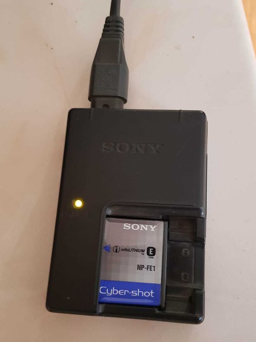 Цифров фотоапарат Sony Cybershot DSCT7 5.1MP с 3x оптично увеличение