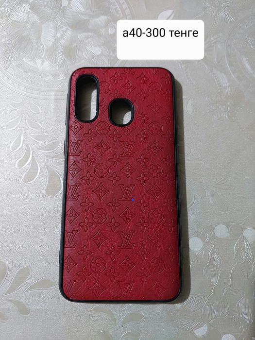Продам чехол на самсунг А40.