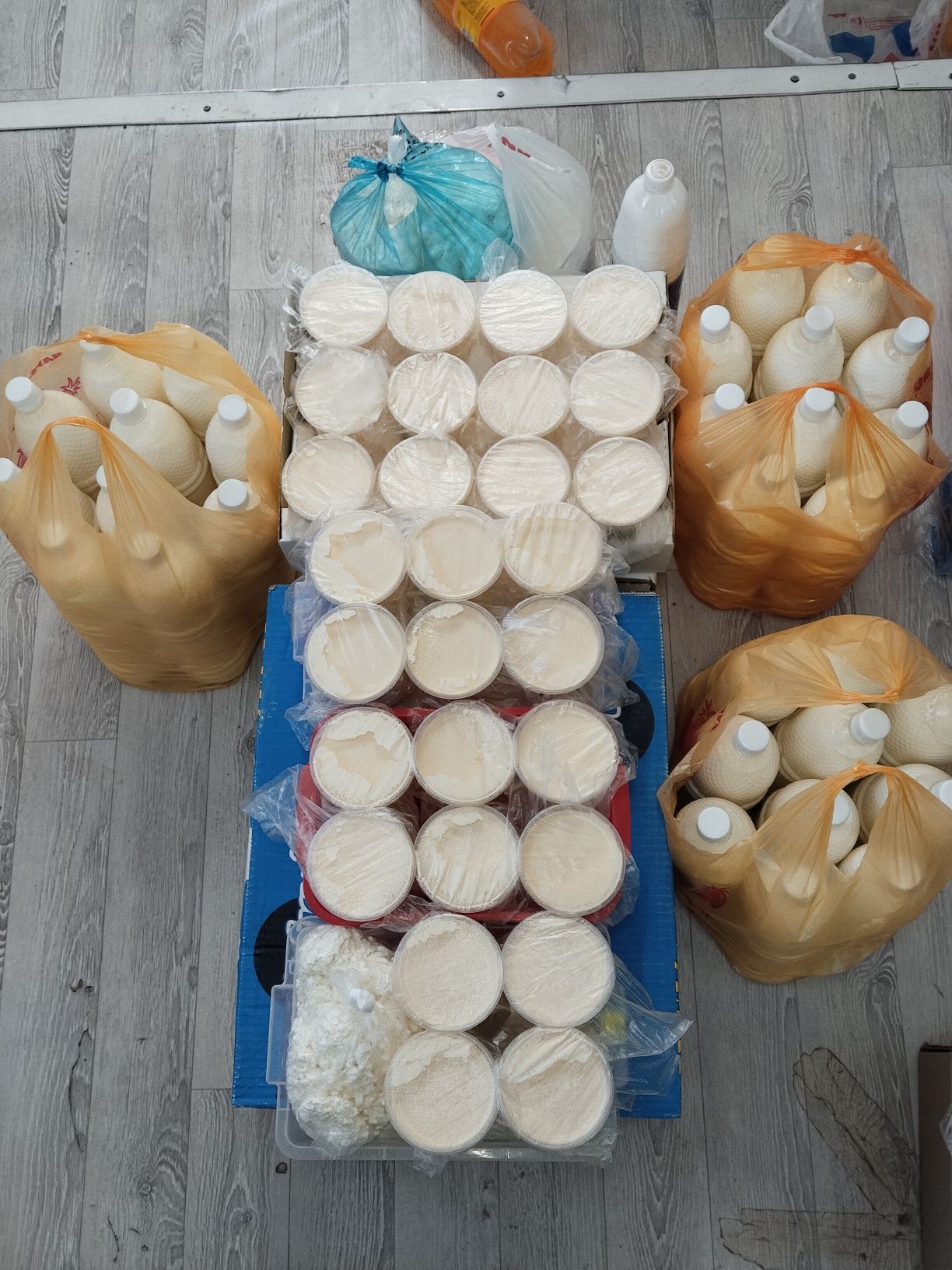 Сүт және сүт өнімдерін, яғни қаймақ, айран, творог, шұбат, қымыз