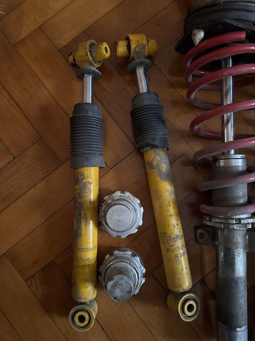 Suspensii de masină sport joase