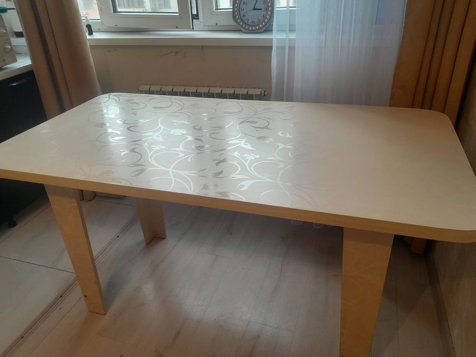 Стол и стульями в хорошем состоянии