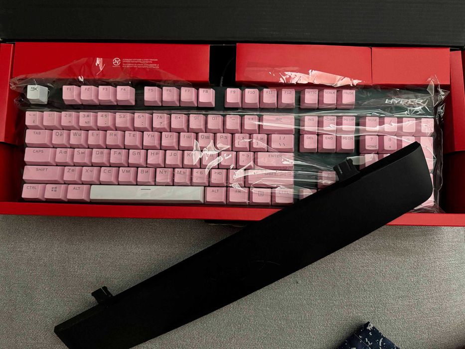 Клавиатура HyperX MKW100 с подставкой для запястья + кейкапы