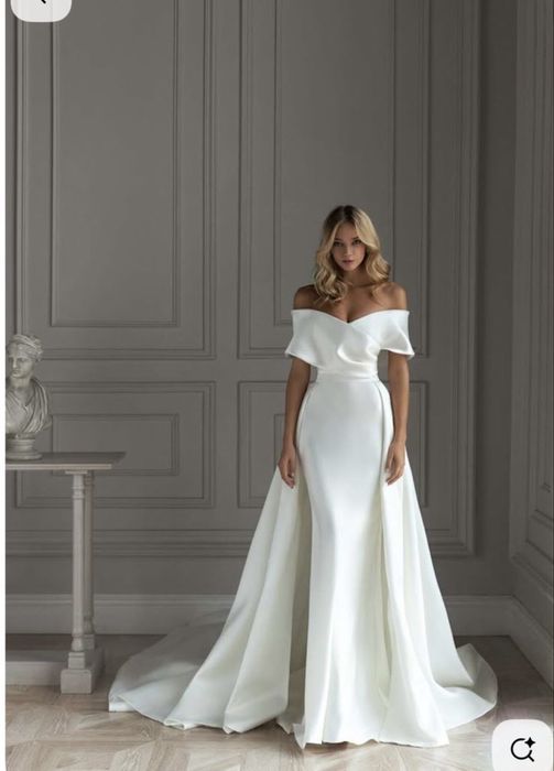 Элегантное свадебное платье с открытыми плечами и шлейфом