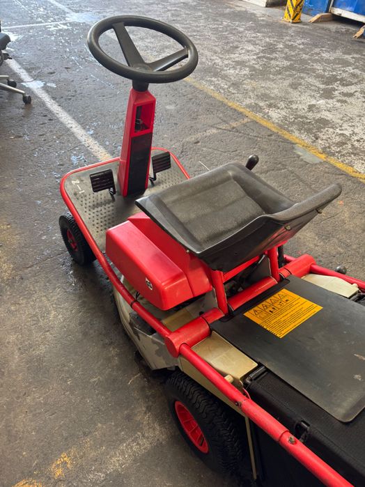 Tractoraș tuns iarba/ gazonul