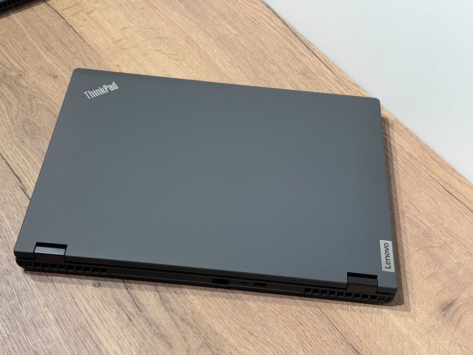 Lenovo ThinkPad P16v Gen2 16" UHD+ 800nit Ultra 7 32GB RTX 2000 1TB