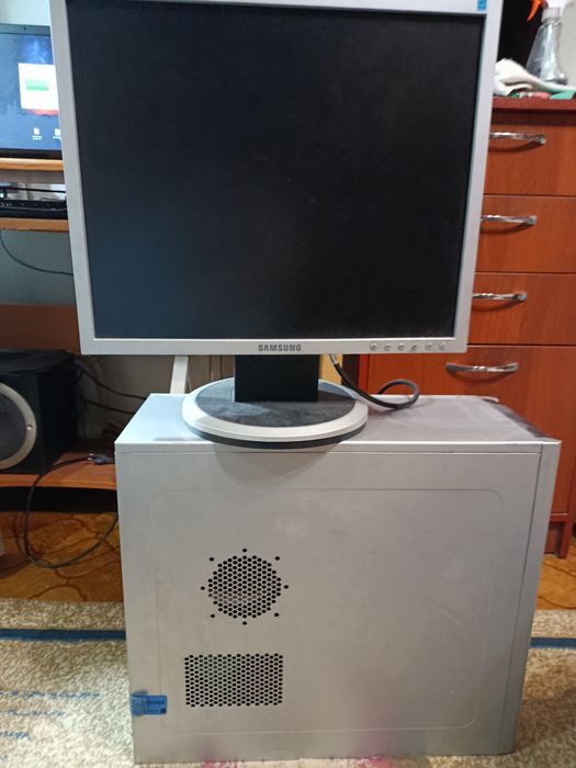 Старый компьютер на запчасти + монитор