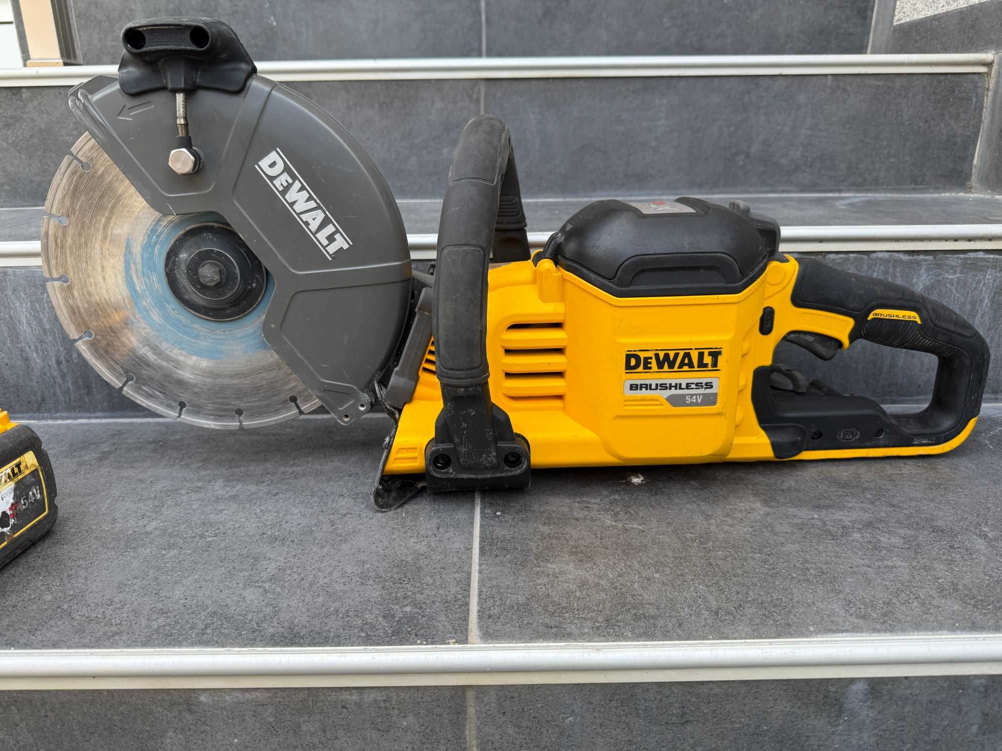 Фугорез Dewalt DCS690