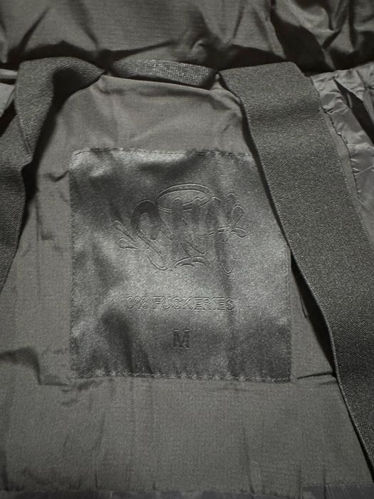 Syna World Logo Puffer Jacket – Black/Sky Blue