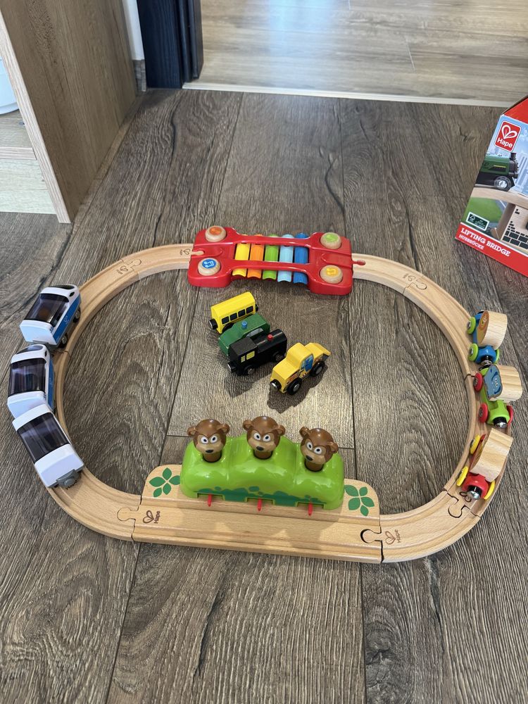 Hape дървен комплект с железопътни релси ,мост,локомотив,влакове