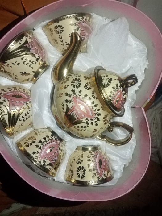 2 блюда, графины советские, набор чайный в коробке, 4 тарелки