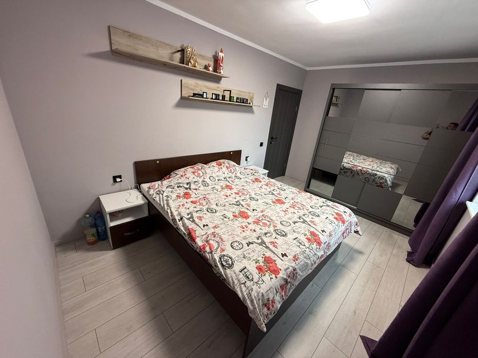 Vând apartament mobilat si utilat.