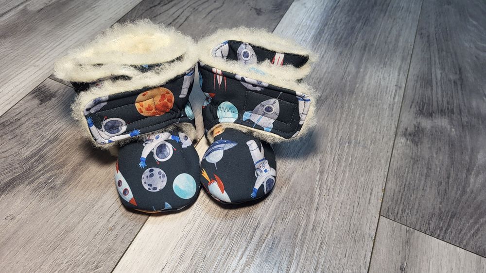 Botoșei babywearing cu lână în interior