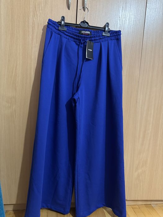 Дамски тъмно син панталон със широки крачоли.