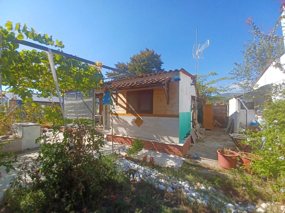 Продава къща с площ 50м2 с двор 160м2 в Паралия Врасна, Северна Гърция