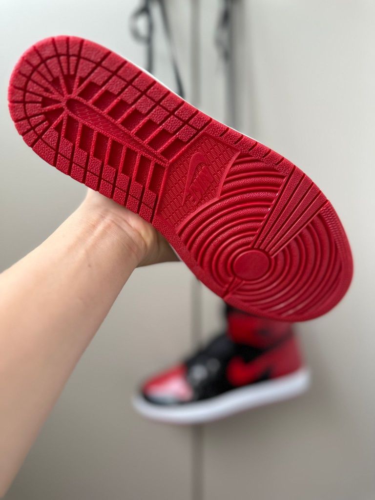 Adidasi NIKE JORDAN 1 patent bred