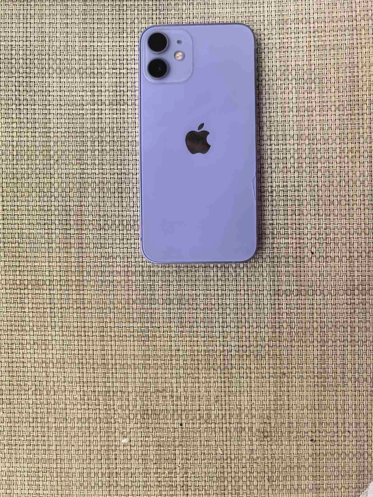 Продавам iPhone 12 mini