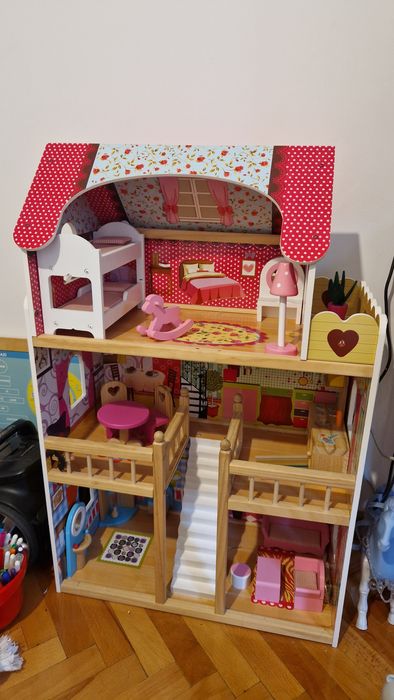 Casa de papusi din lemn cu mobilier din lemn si iluminat cu LED