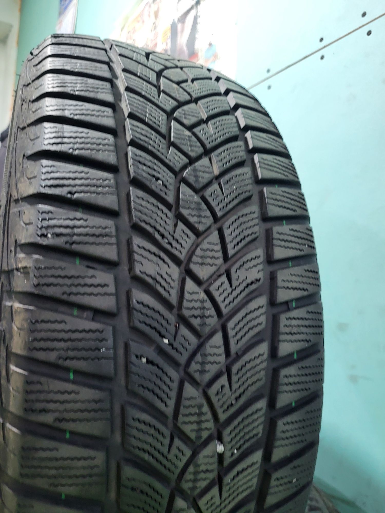4 бр зимни 215/55/17 Goodyear
