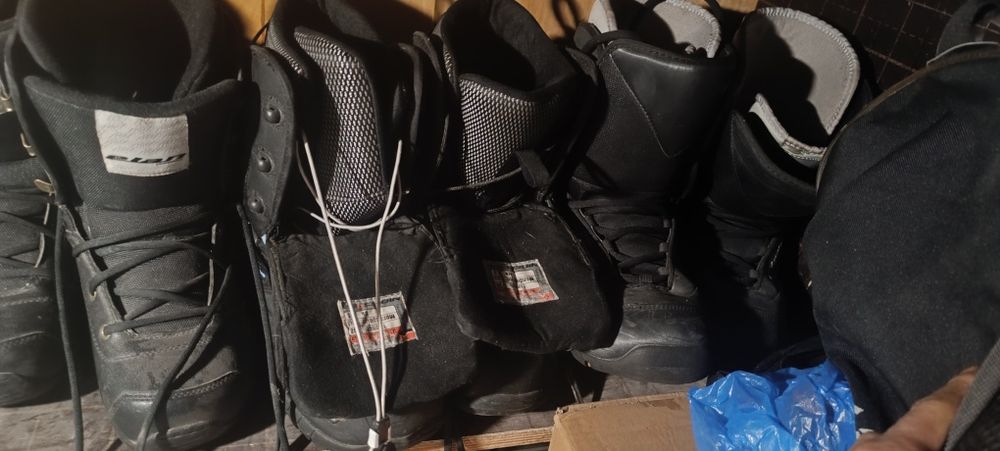 Сноуборды и ботинки , лыжи и ботинки