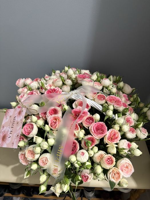 Цветы кустовые в корзине