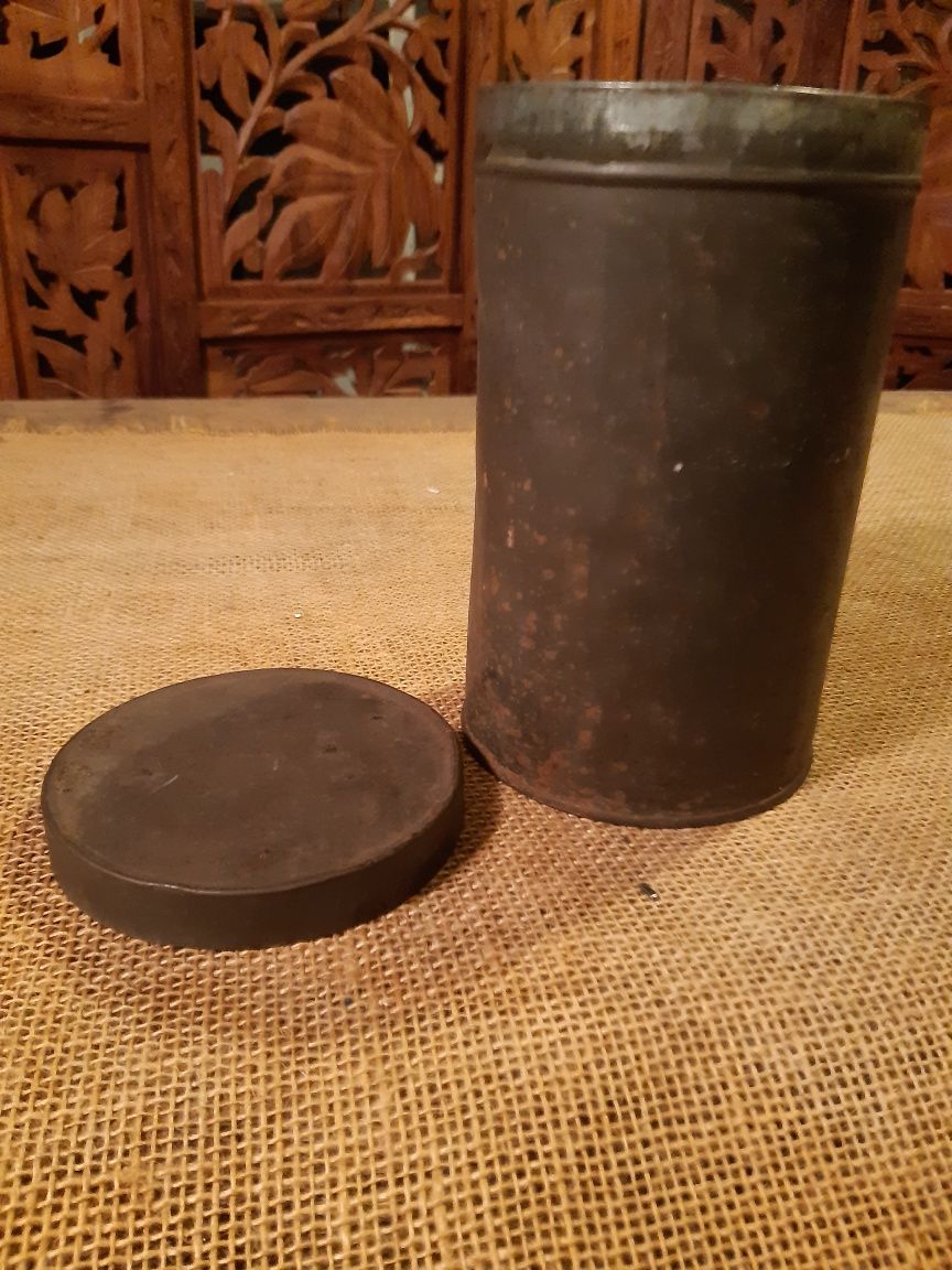 Стара френска Винтидж метална кутия с цилиндрична форма