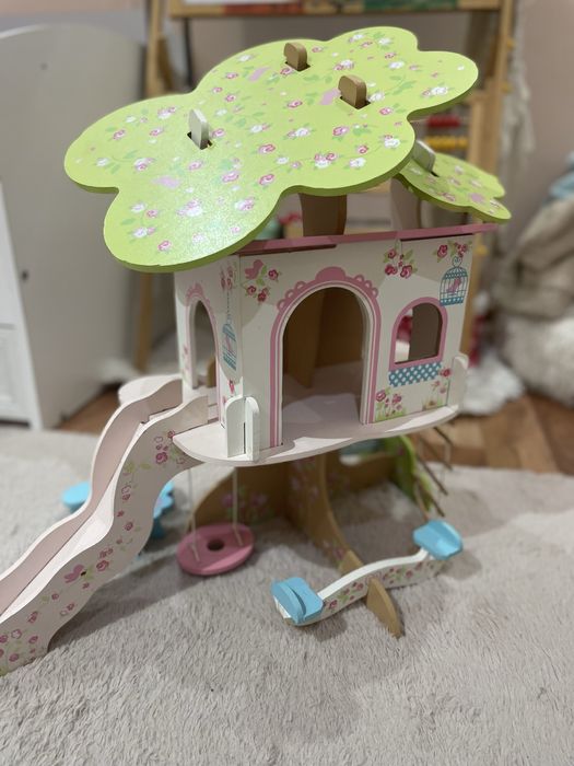 Дървена къща за момиче