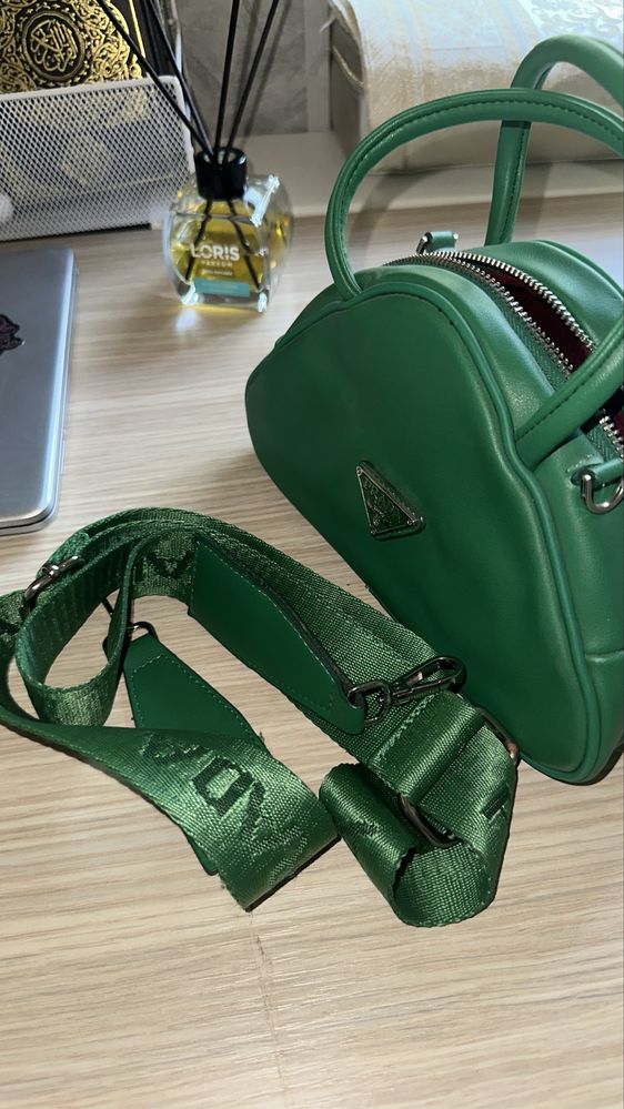 сумка Prada , зеленая , красивая , удобная сумка, есть ремешок