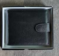 Черен портфейл с много прегради.