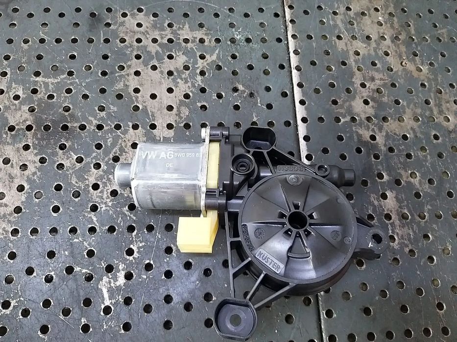 Motoras macara stanga spate audi a4 b9 8w 8w095981 0130822669