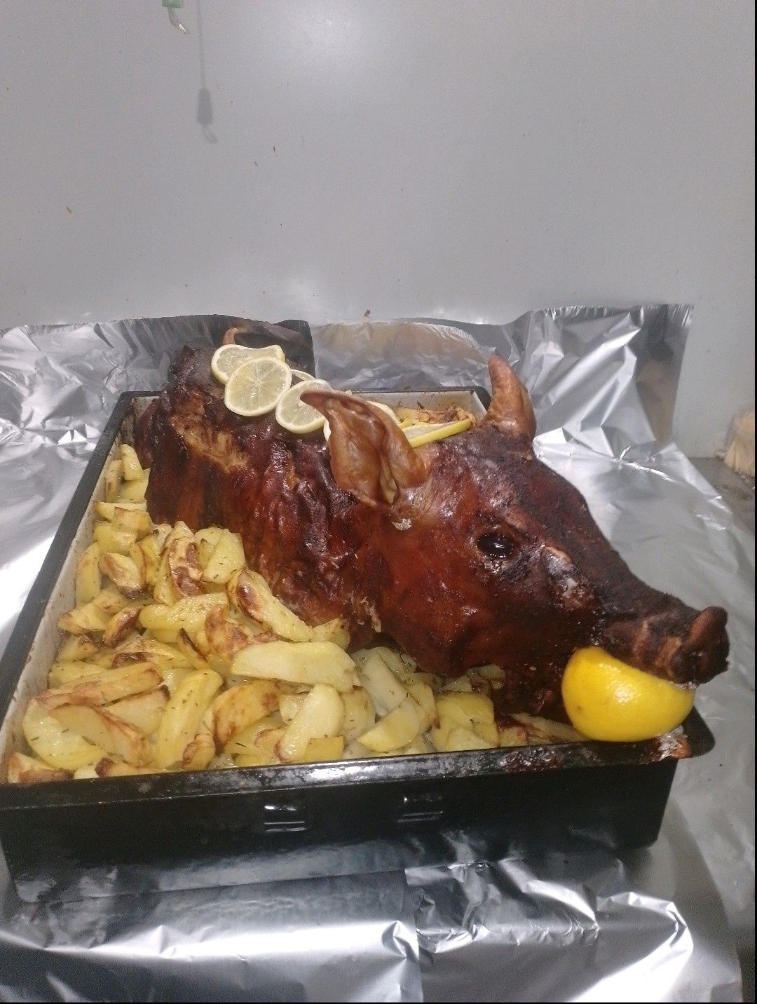 Печено прасенце и свински джолани на пещ.