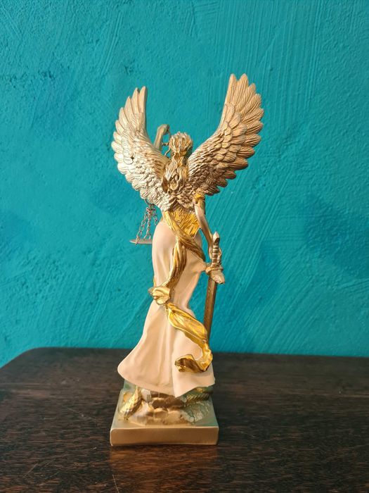 Статуетки на Фортуна и Темида