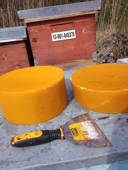 Vând ceară de albine.