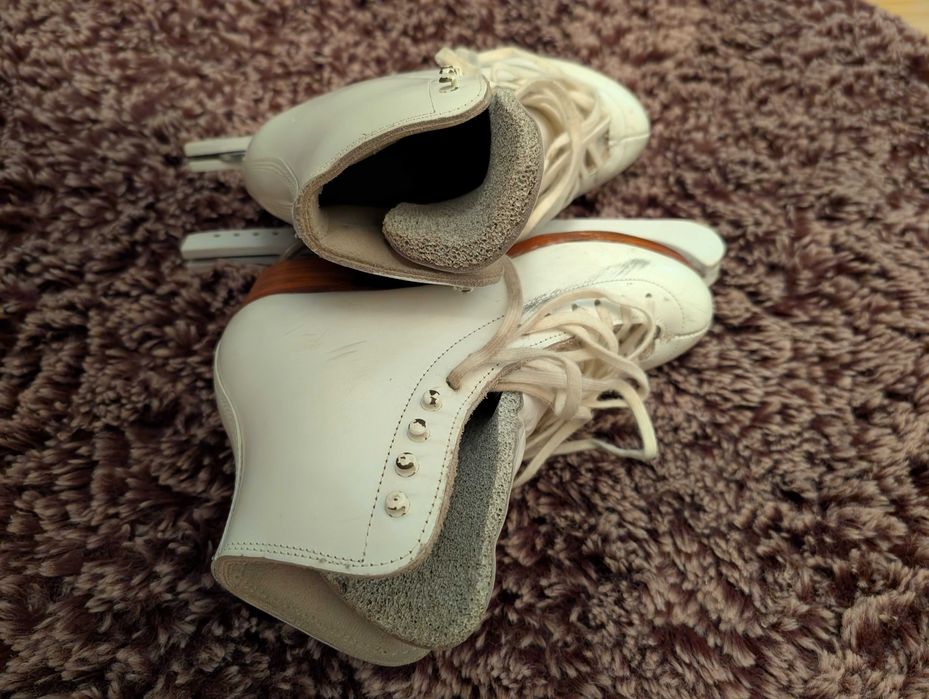 Vând patine albe pt patinaj pe gheata mărime 37