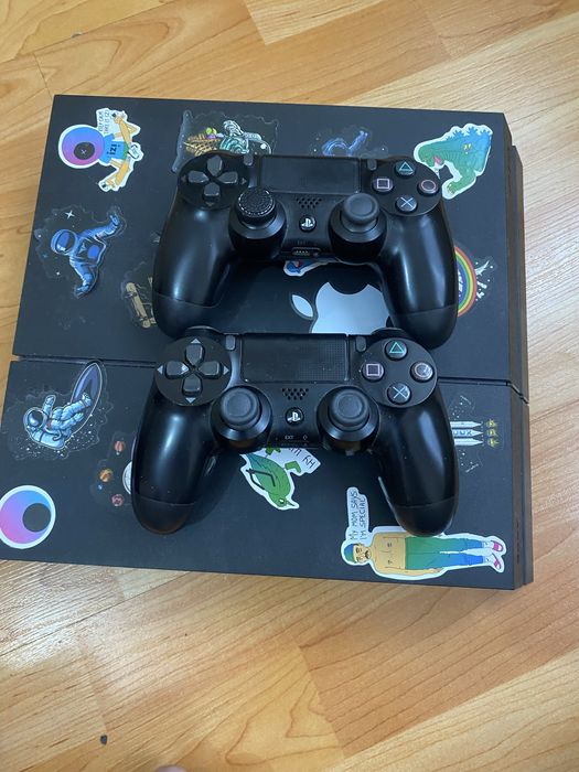 PlayStation 4 (500 ГБ) + 2 джойстика + игры