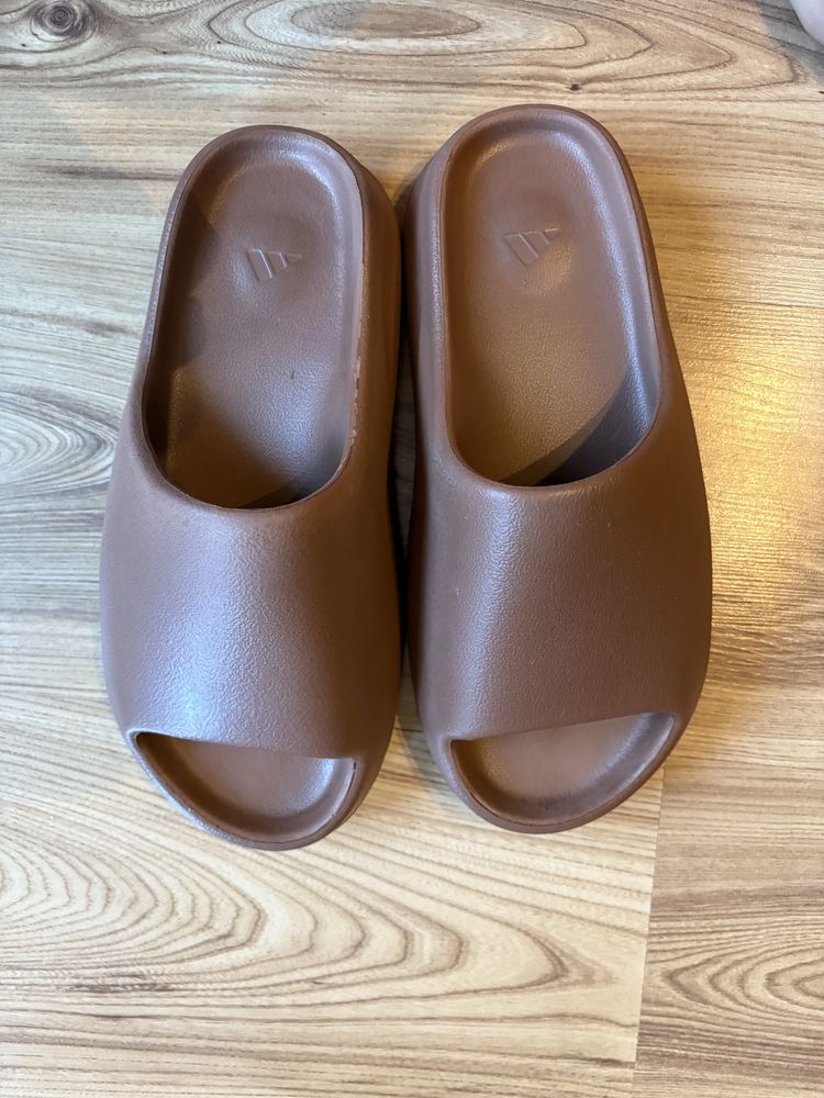 Adidas Yeezy slides brown-чисто нови