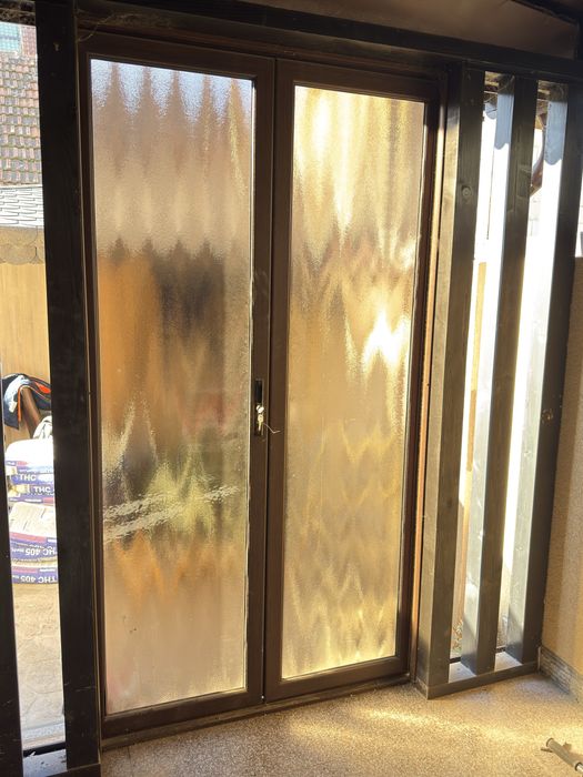 Usă pvc wenge cu geam Delta Bronze-120x210-sistem de inchidere complet