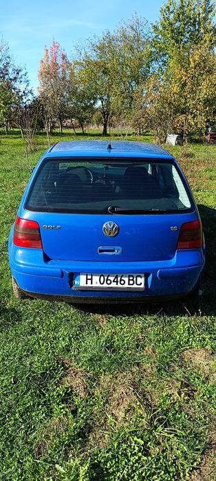 Продавам голф 4 1.6 SR на части с работещ двигател