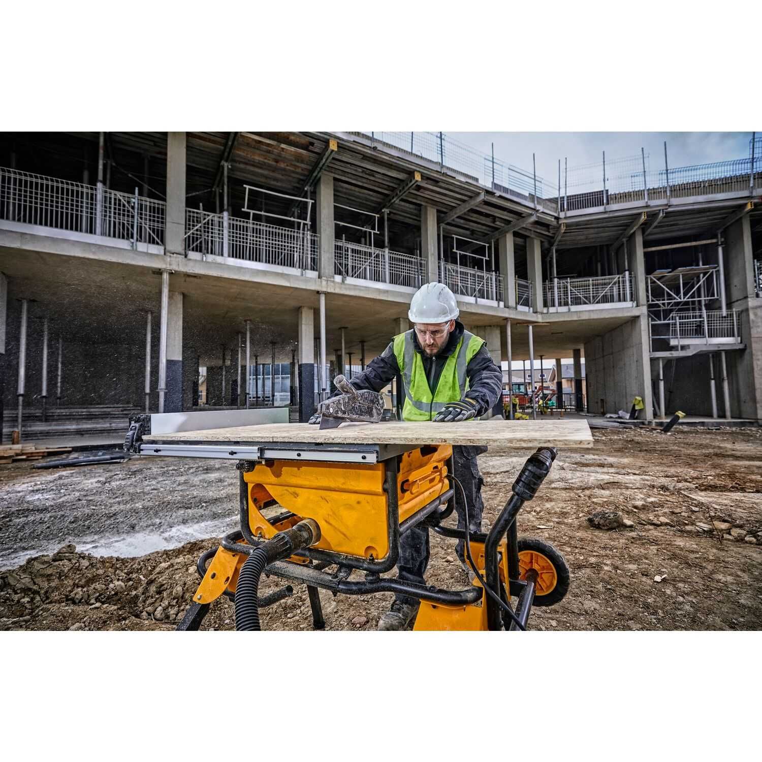 Настолен циркуляр с плот и работна маса с колела DeWALT