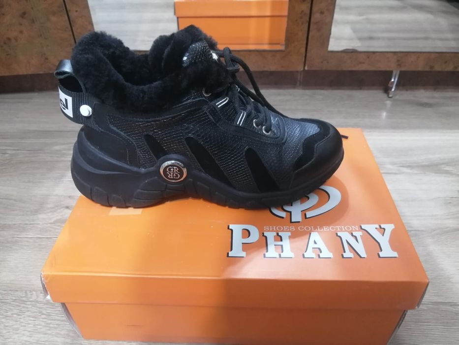 Зимние фирменные кроссовки