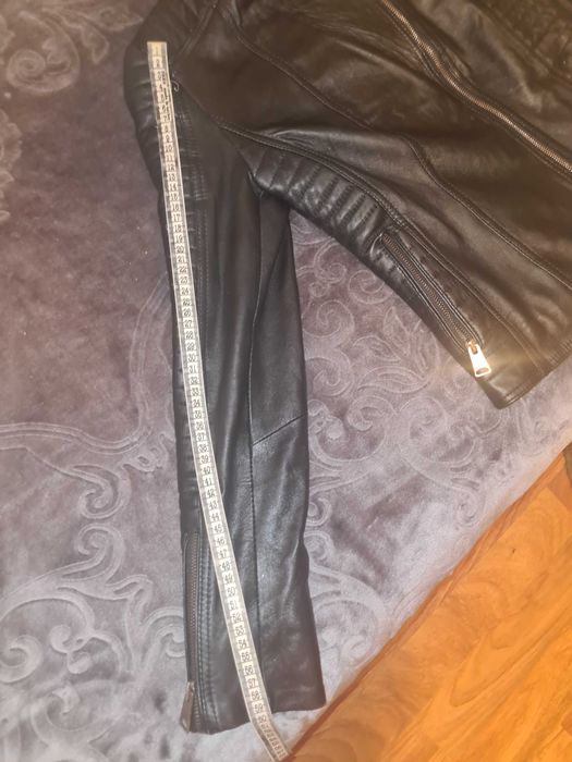 Geacă de piele naturală.